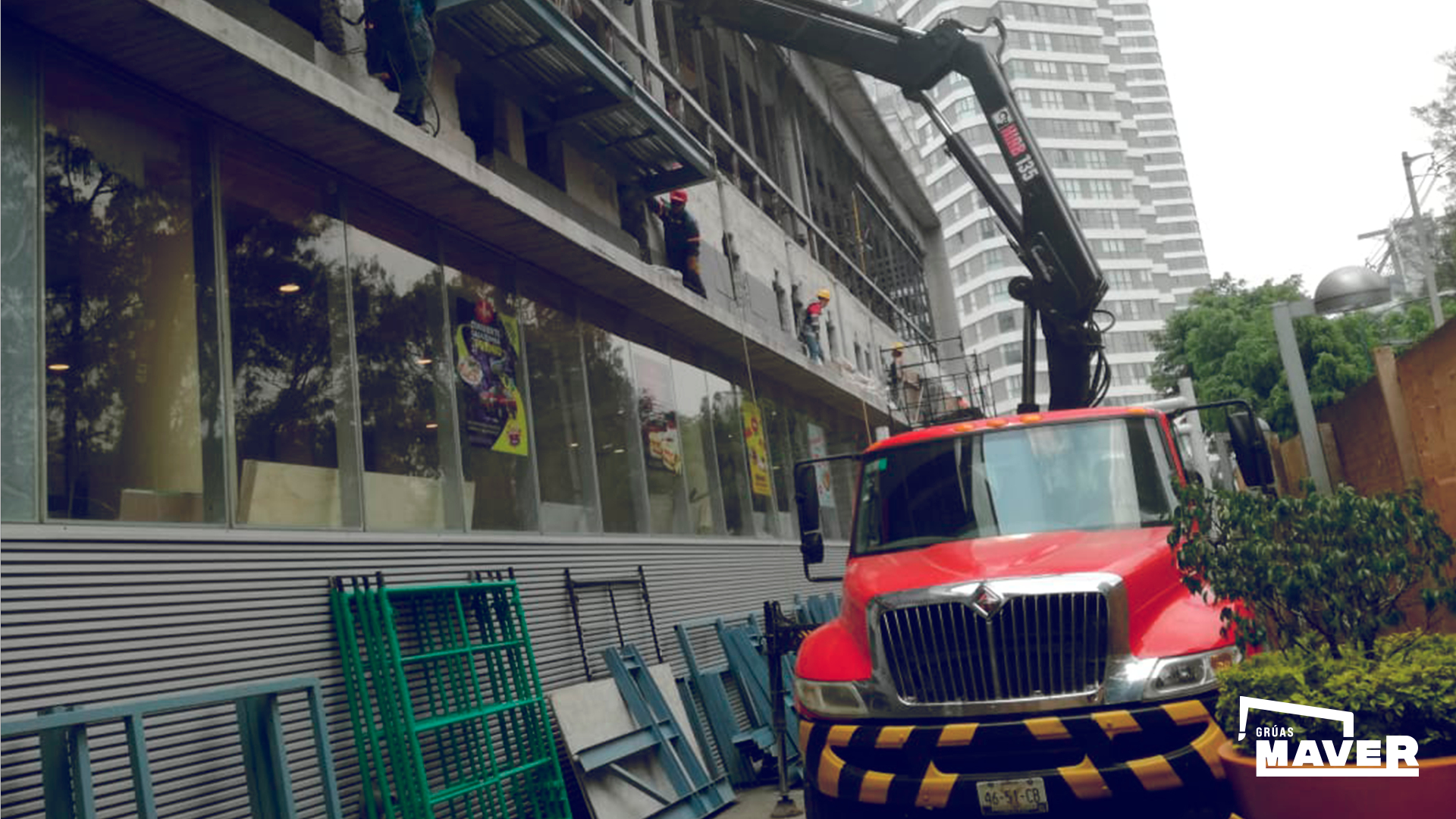 Grúa HIAB trabajando en una obra urbana